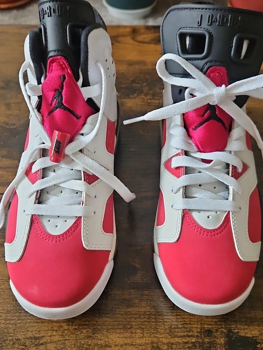 Air Jordan 6 Retro (Gs) 6Y Sneakers in White and Red